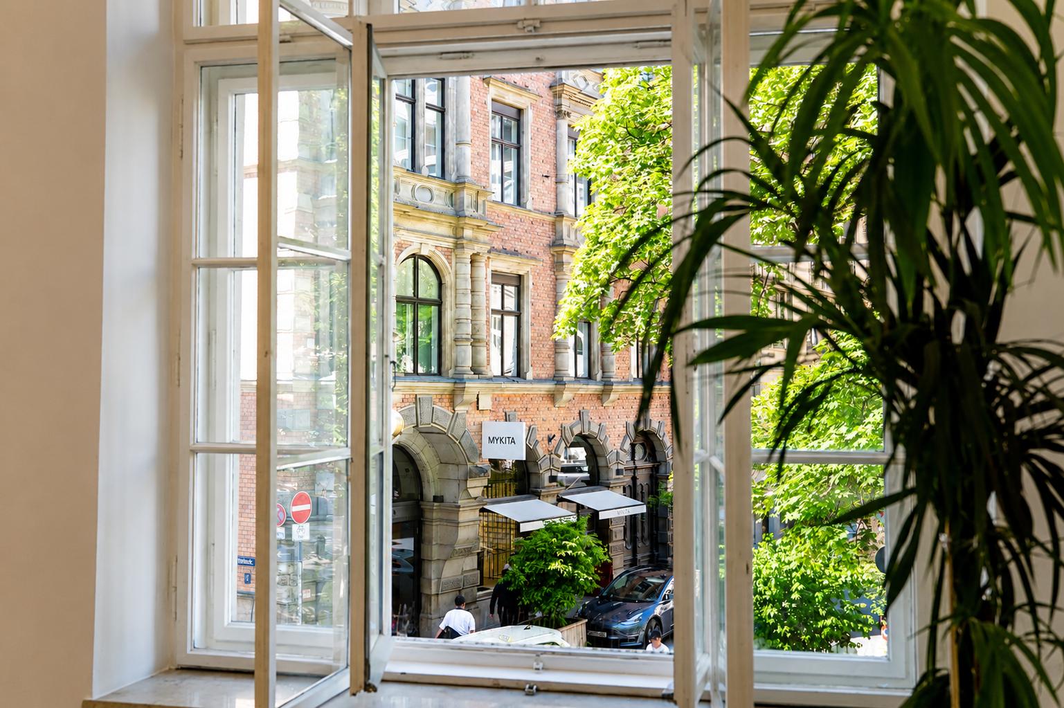 Blick aus dem Besprechungszimmer auf die historische Fassade gegenüber