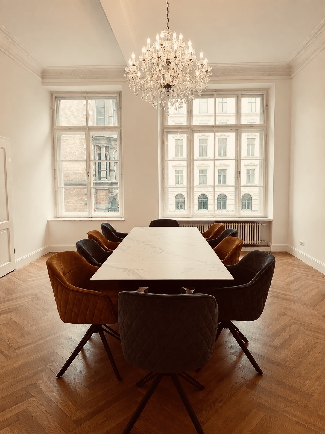 Besprechungszimmer im Abendlicht mit Kronleuchter und Blick auf das Platzl