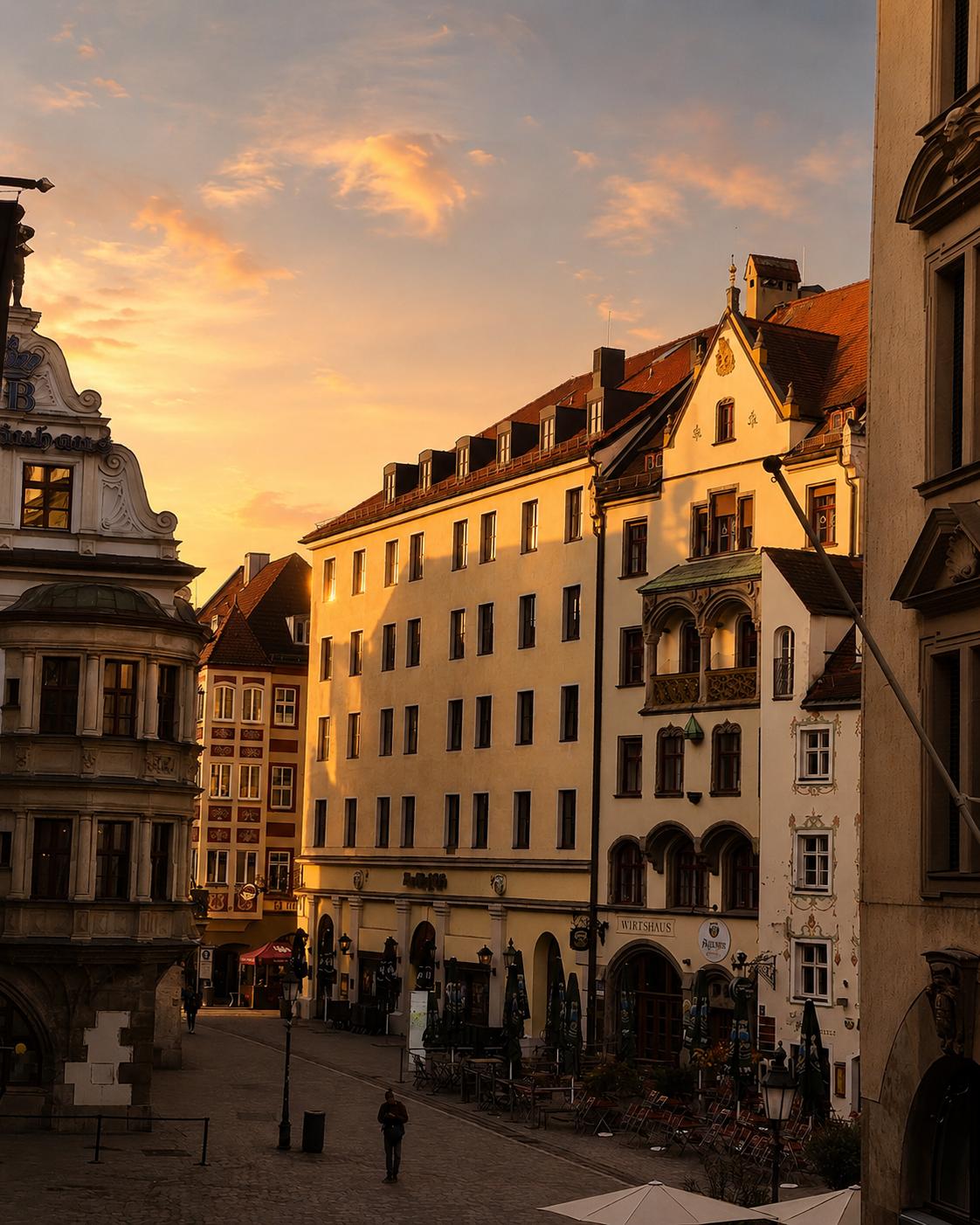 Blick aus der Kanzlei auf das Hofbräuhaus am Platzl im Abendlicht
