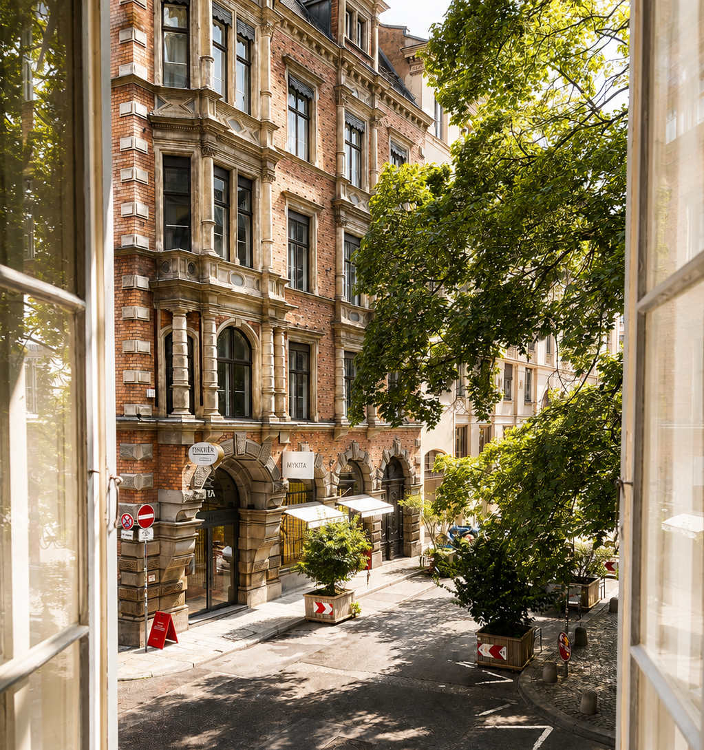 Blick aus dem Besprechungszimmer auf die historische Fassade und den Platzl